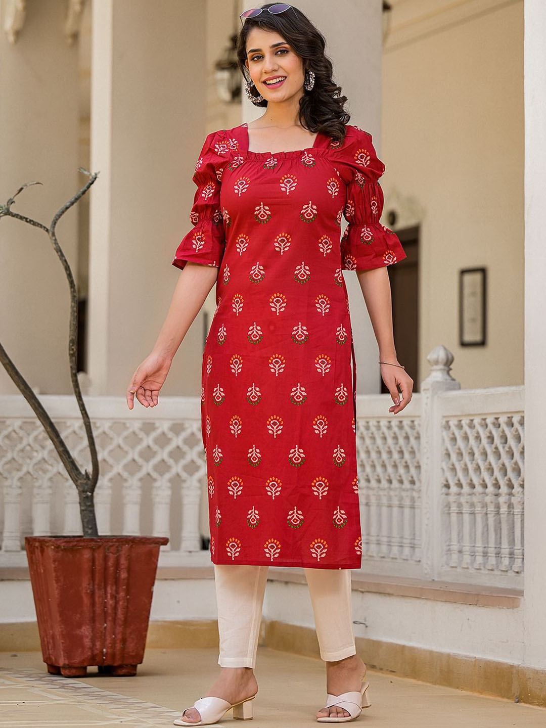 

AKS Ethnic Motifs Printed Square Neck Floral Kurta, Red