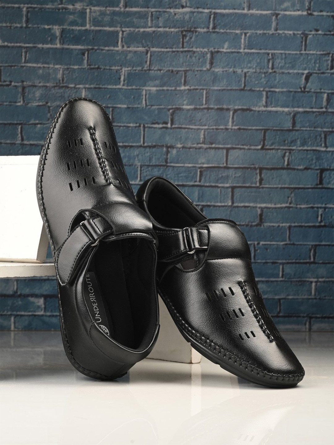 

UNDERROUTE Men Synthetic Leather Shoe-Style Sandals, Black