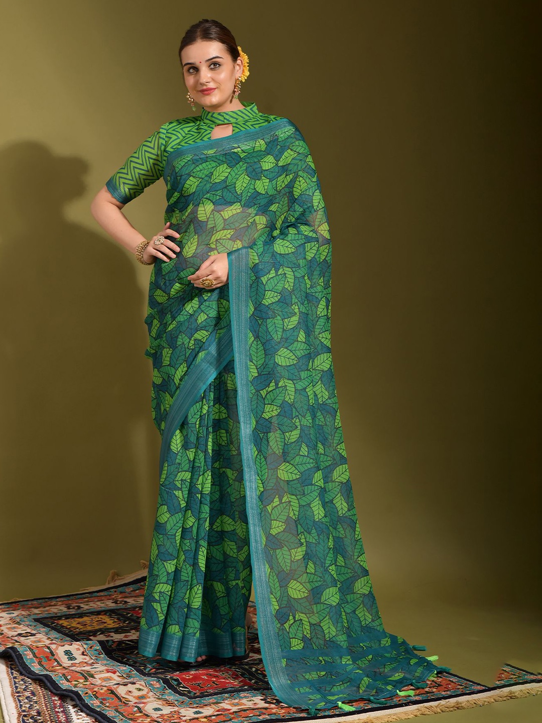 

Manu Designer Printed Pure Linen Saree With Blouse Piece, Green