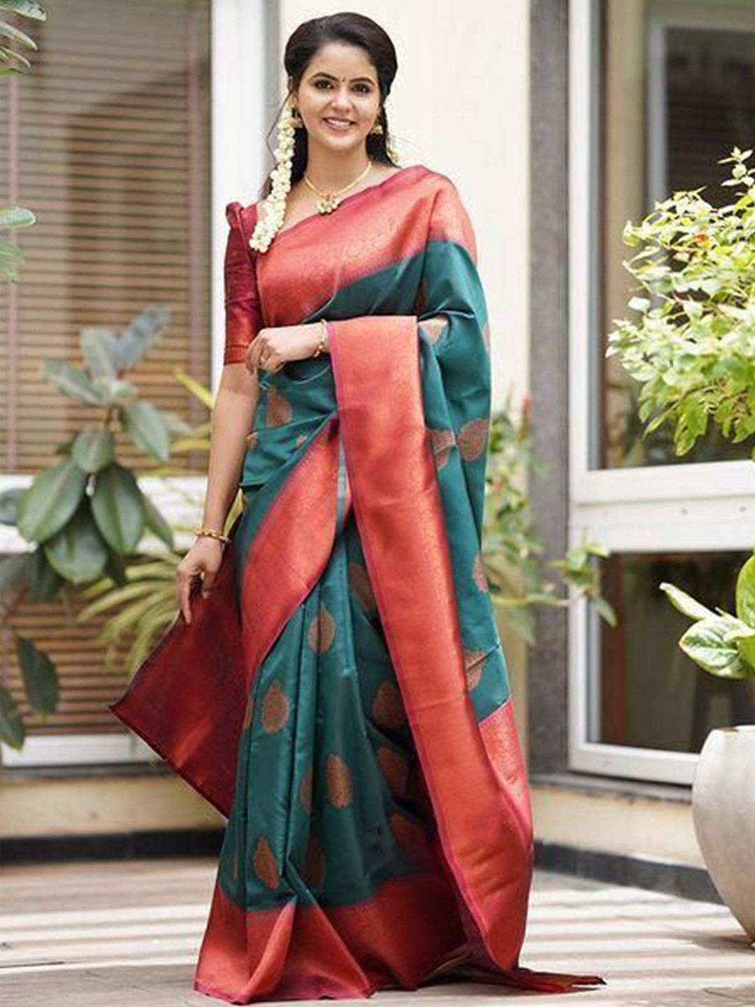 

revika Woven Design Zari Pure Silk Kanjeevaram Saree, Green