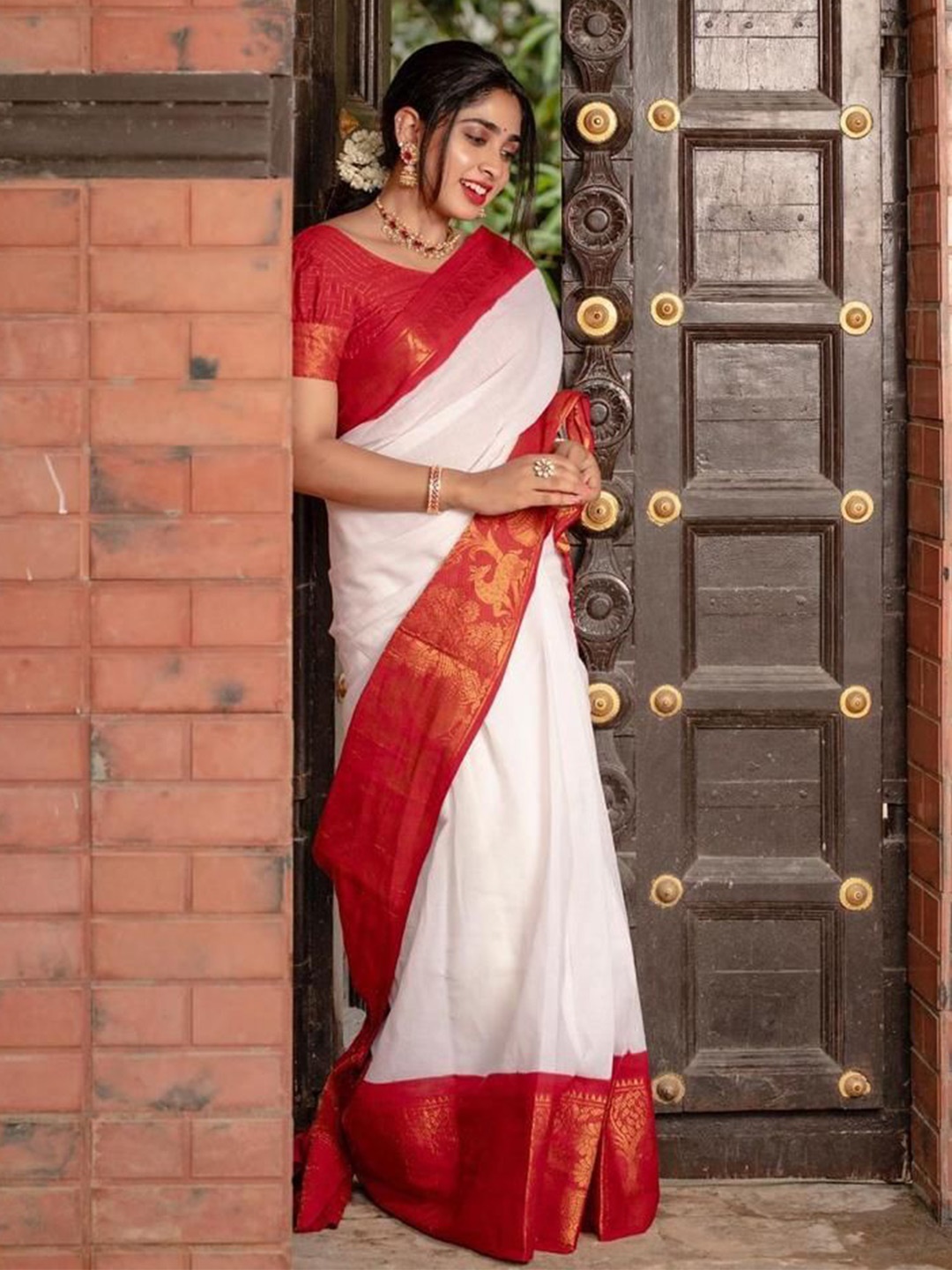 

revika Woven Design Zari Pure Silk Kanjeevaram Saree, White