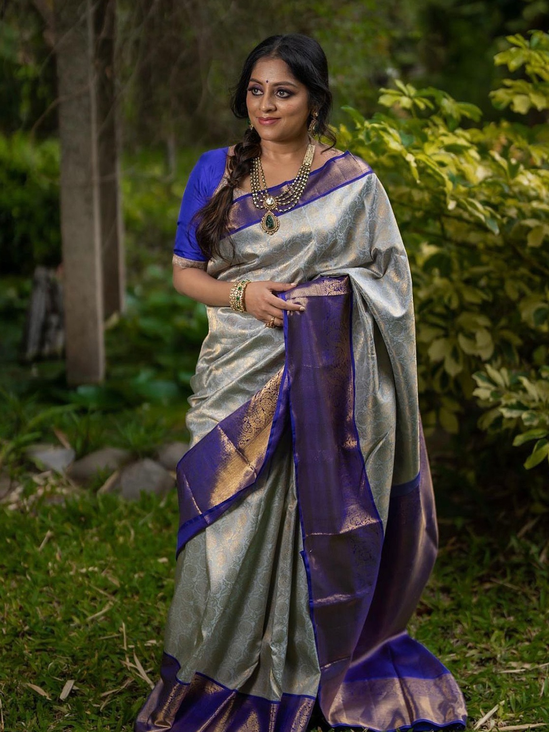 

revika Woven Design Zari Pure Silk Kanjeevaram Saree, Grey