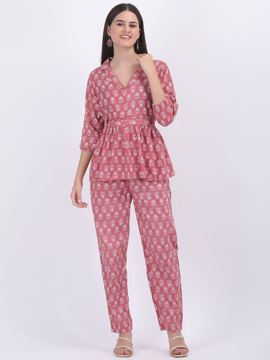 

THE FAMILIAR HANDICRAFTS Printed Notched Collar Top With Trouser, Pink