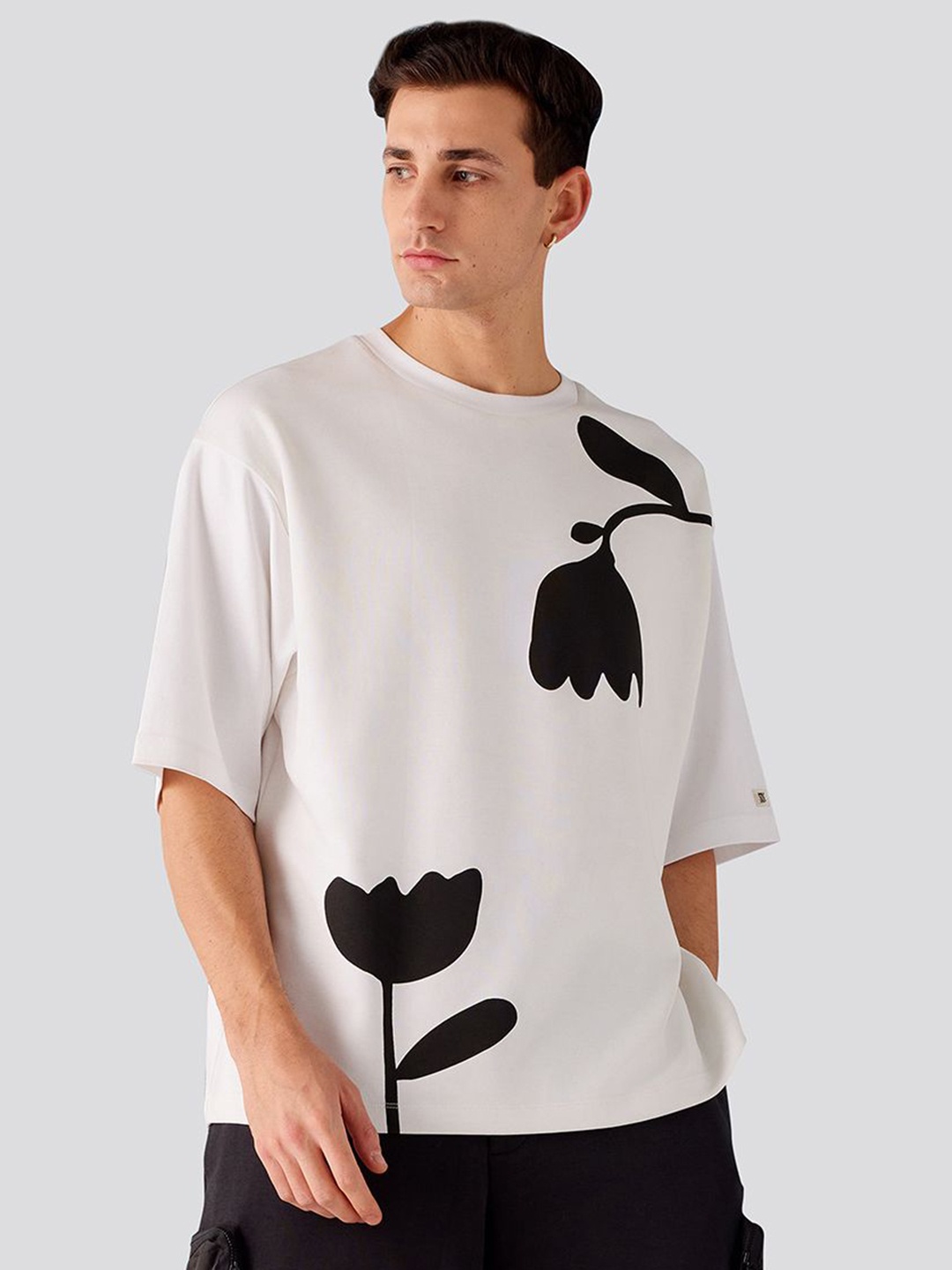 

Muvazo Unisex Printed Down Shoulder Applique T-shirt, White