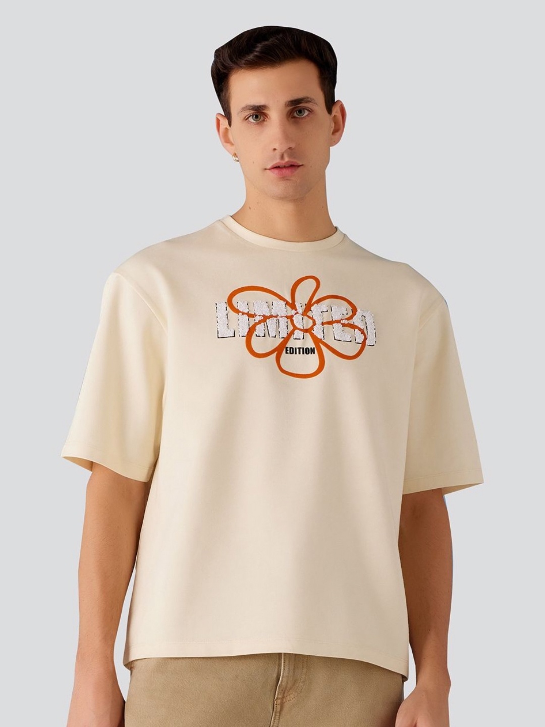 

Muvazo Unisex Typography Pockets T-shirt, Off white