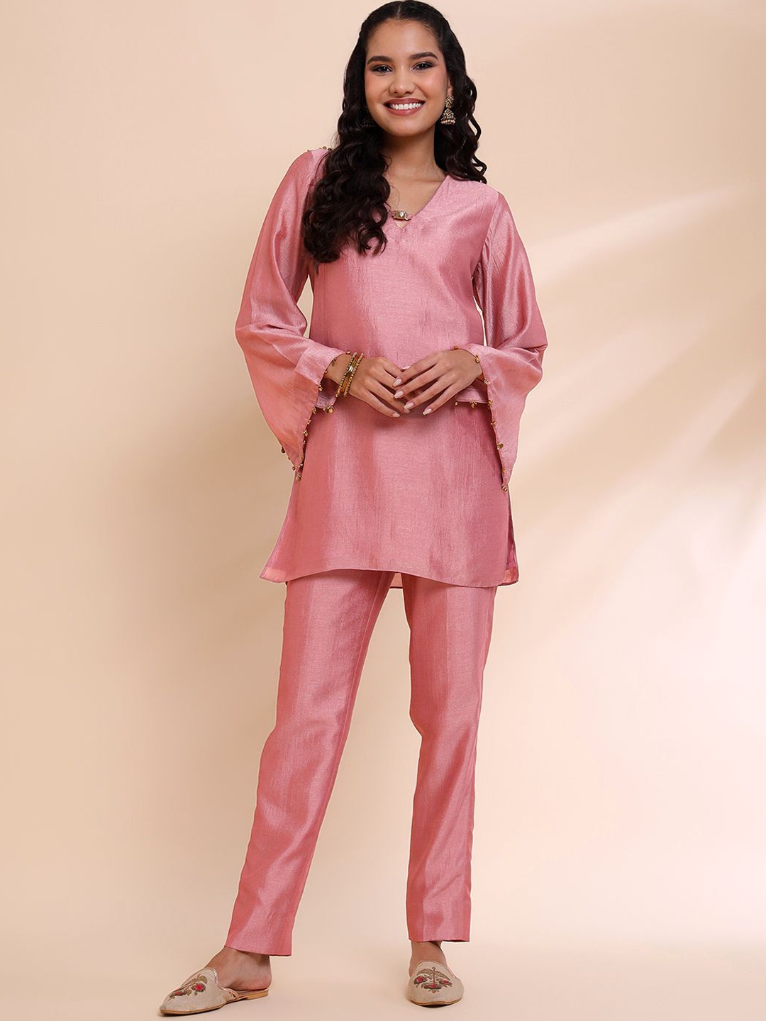 

RIRASA Keyhole Neck Flared Sleeves Straight Kurti with Trousers, Pink