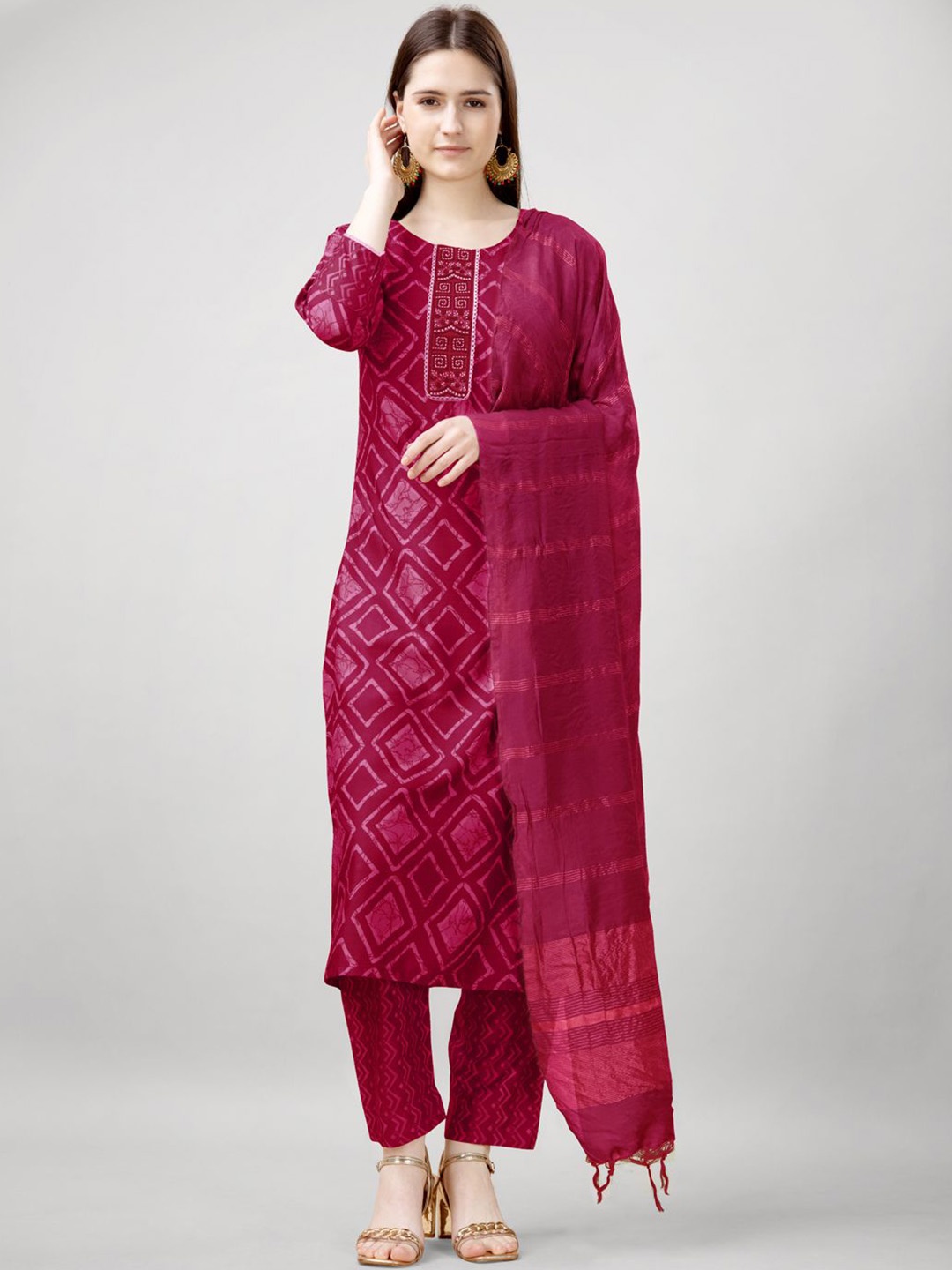 

ARADHNA Geometric Printed Thread Work Straight Kurta With Trouser & Dupatta, Pink