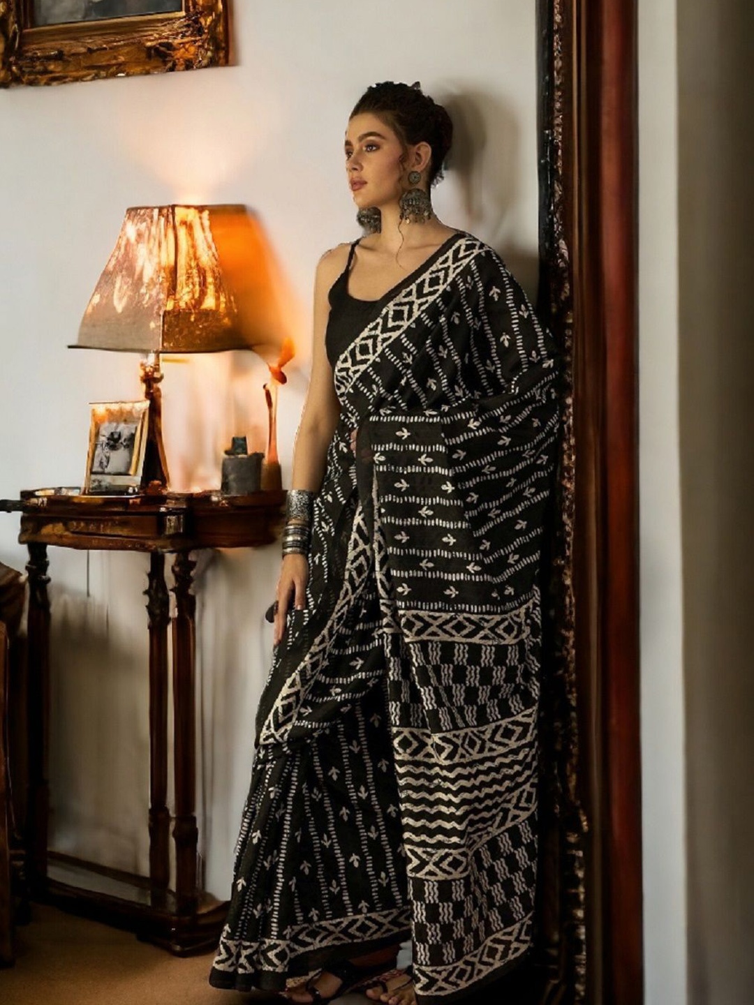 

Stylum Dabu Printed Bhagalpuri Saree With Blouse Piece, Black