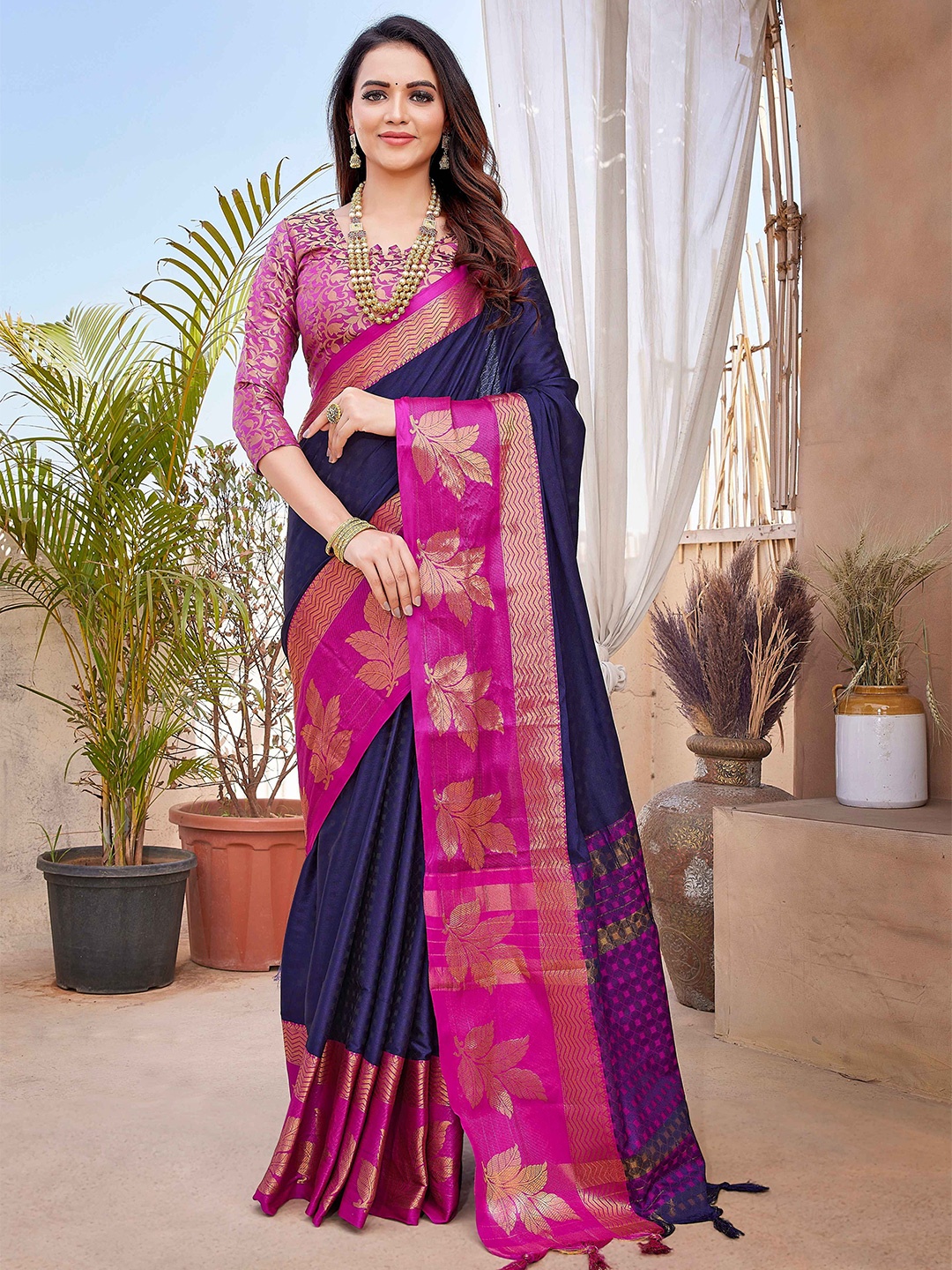 

Aardiva Woven Design Zari Celebrity Saree Saree, Navy blue