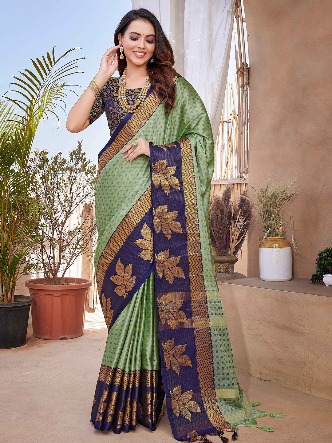 

Aardiva Woven Design Zari Saree, Green