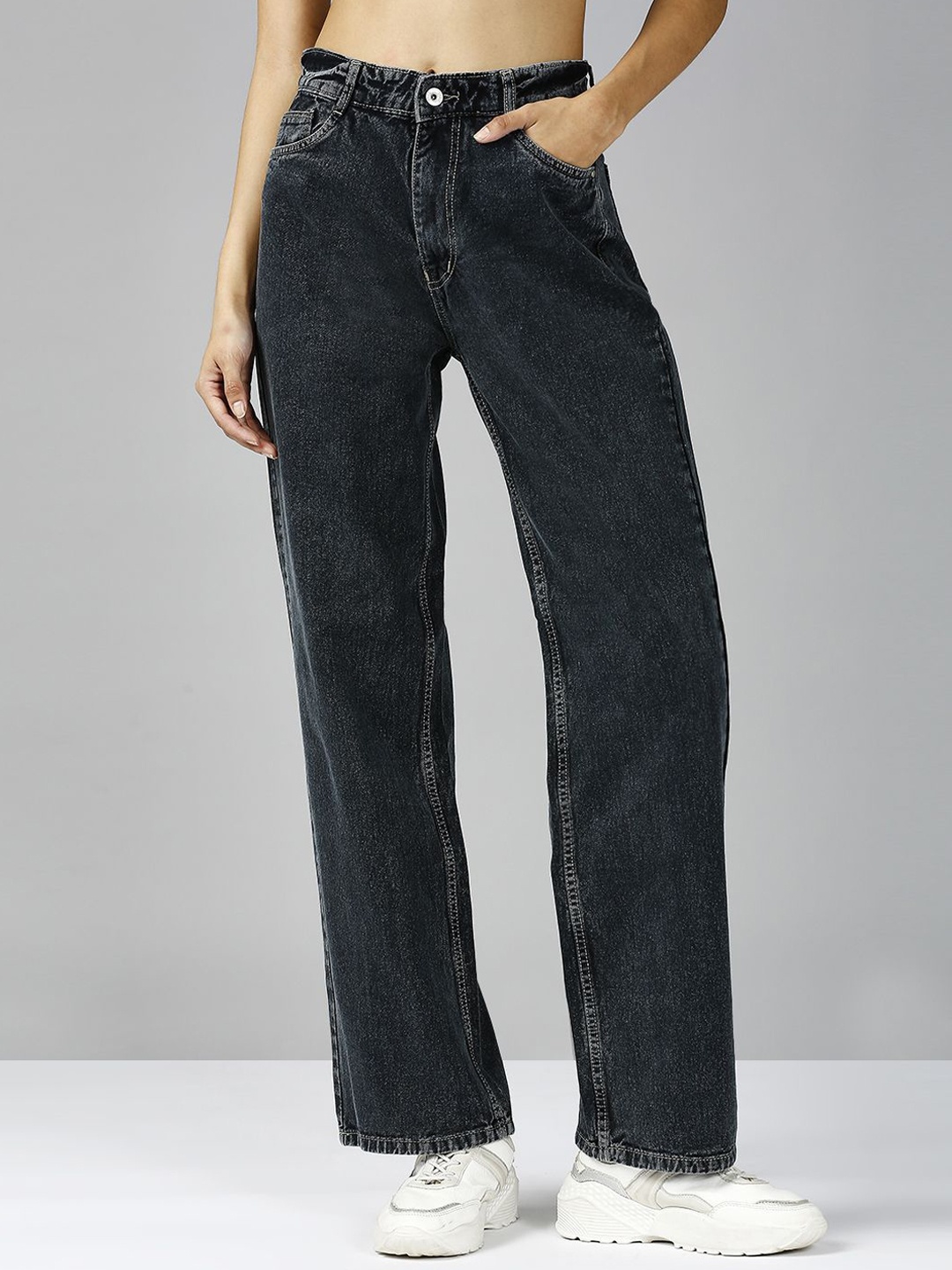 

The Roadster Lifestyle Co Women Mid Rise Straight-Fit Light Fade Jeans, Black