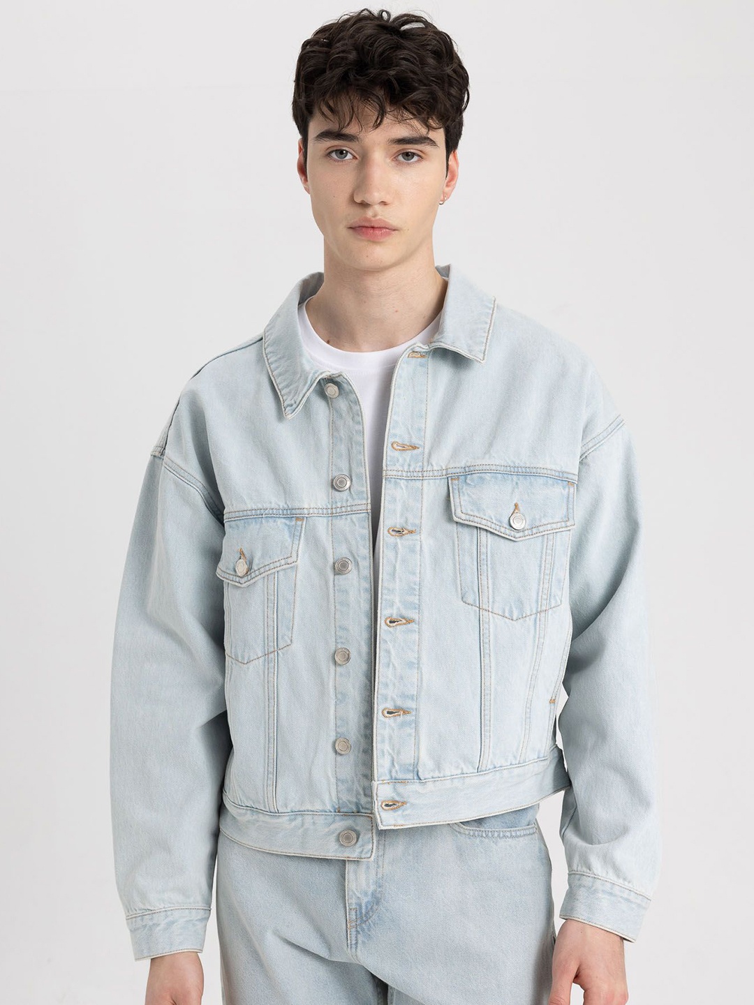 

DeFacto Men Solid Washed Cotton Crop Denim Jacket with Patchwork, Na
