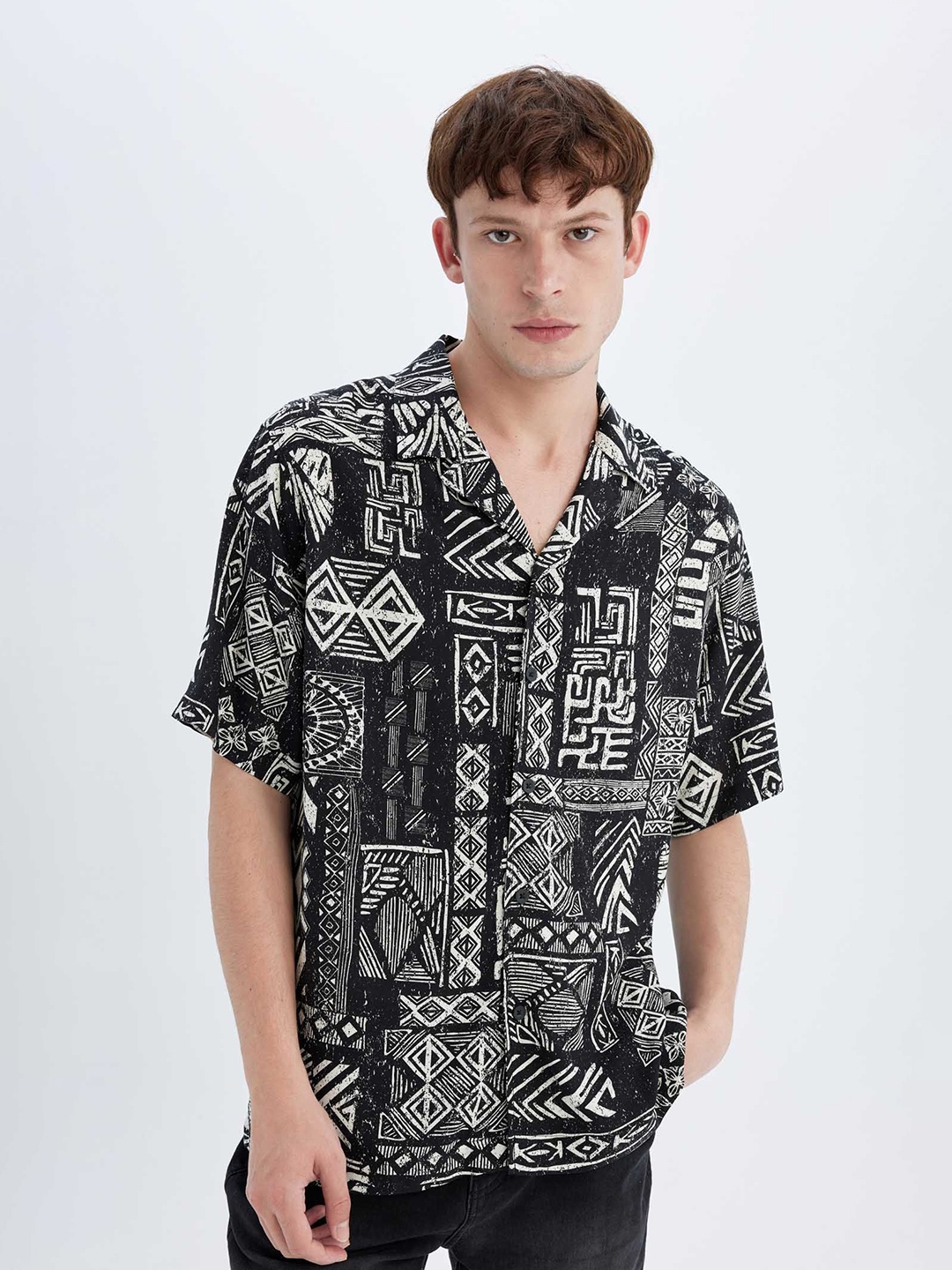 

DeFacto Men Opaque Abstract Printed Pure Cotton Casual Shirt, Black