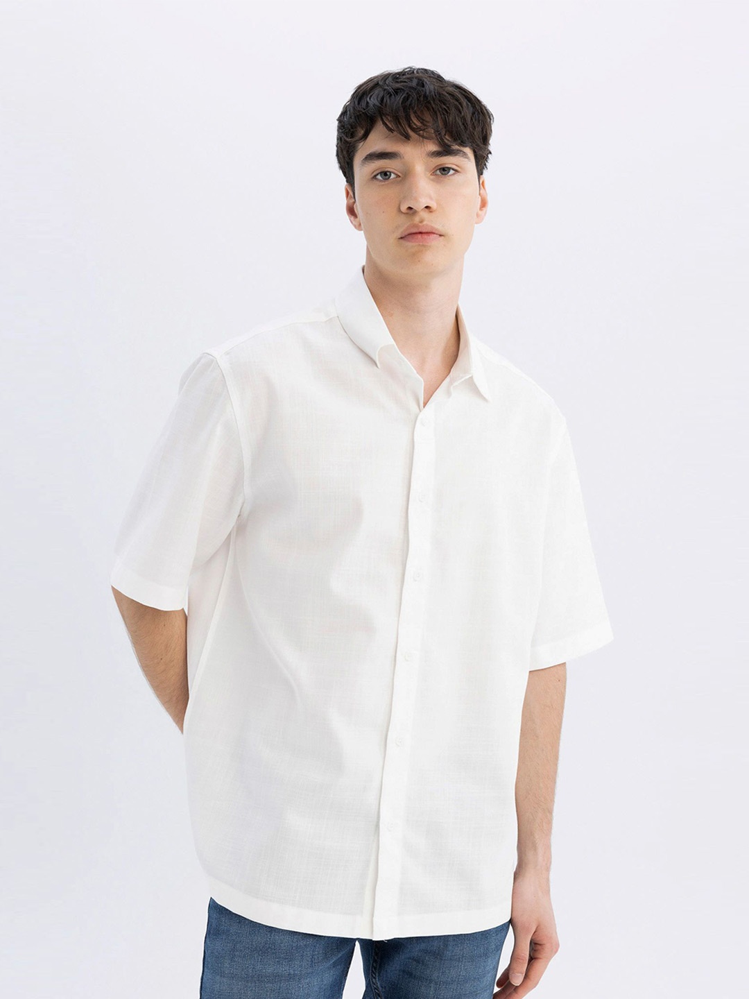 

DeFacto Men Opaque Spread Collar Solid Casual Shirt, White