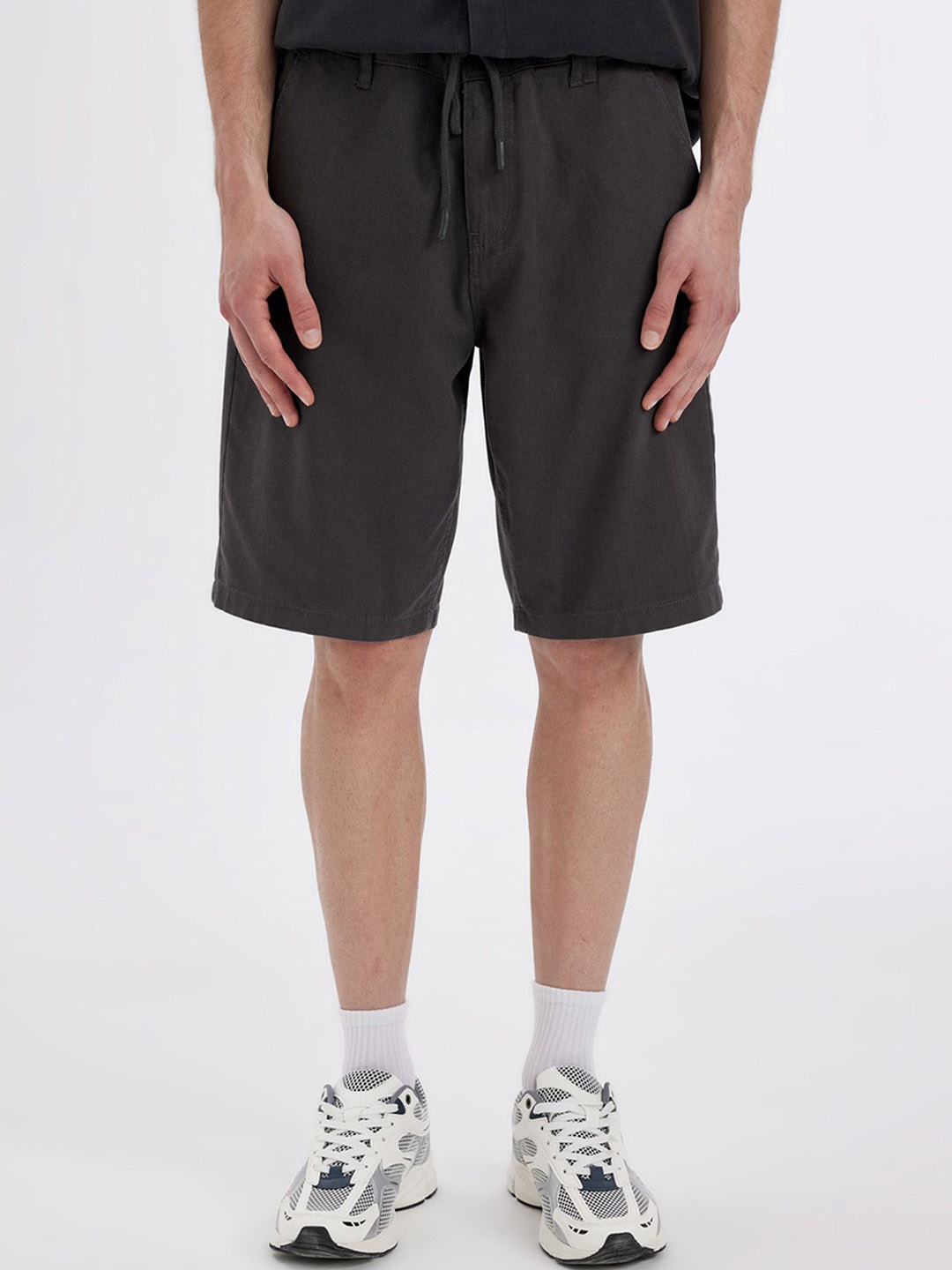 

DeFacto Men Solid Mid Rise Regular Fit Knee Length Sports Shorts, Na