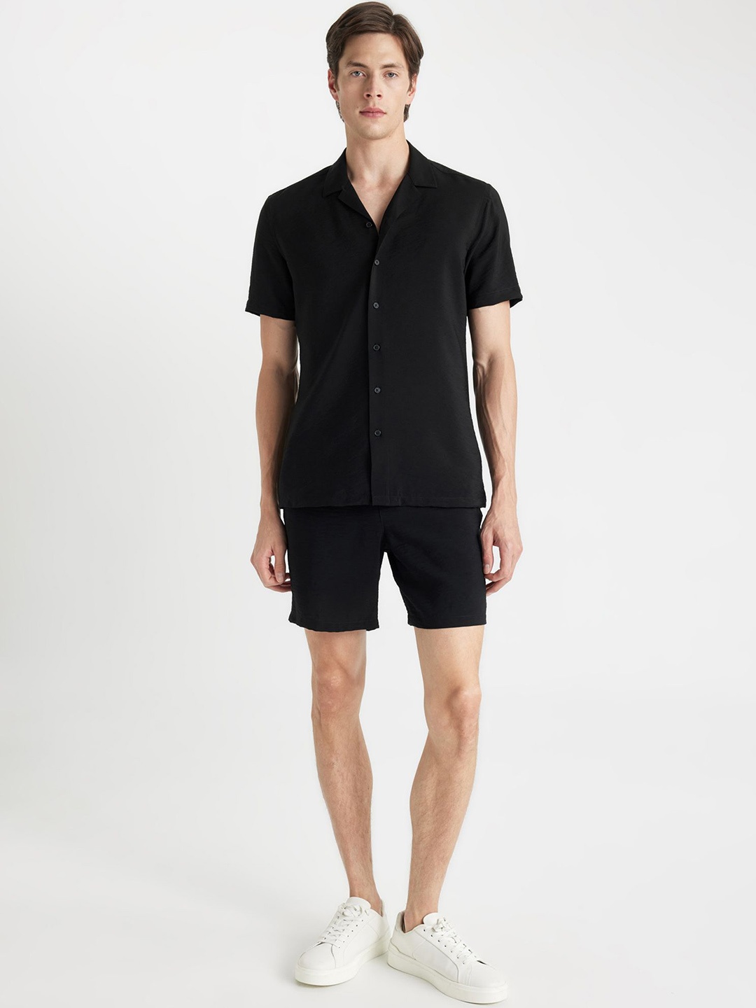 

DeFacto Men Mid Rise Short, Black