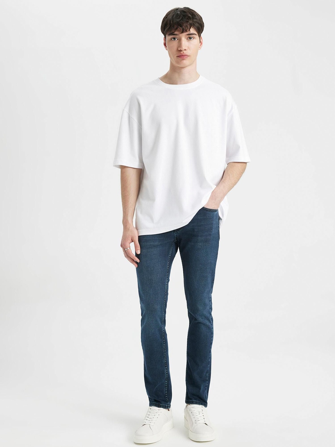 

DeFacto Men Mid-Rise Chinos, Na