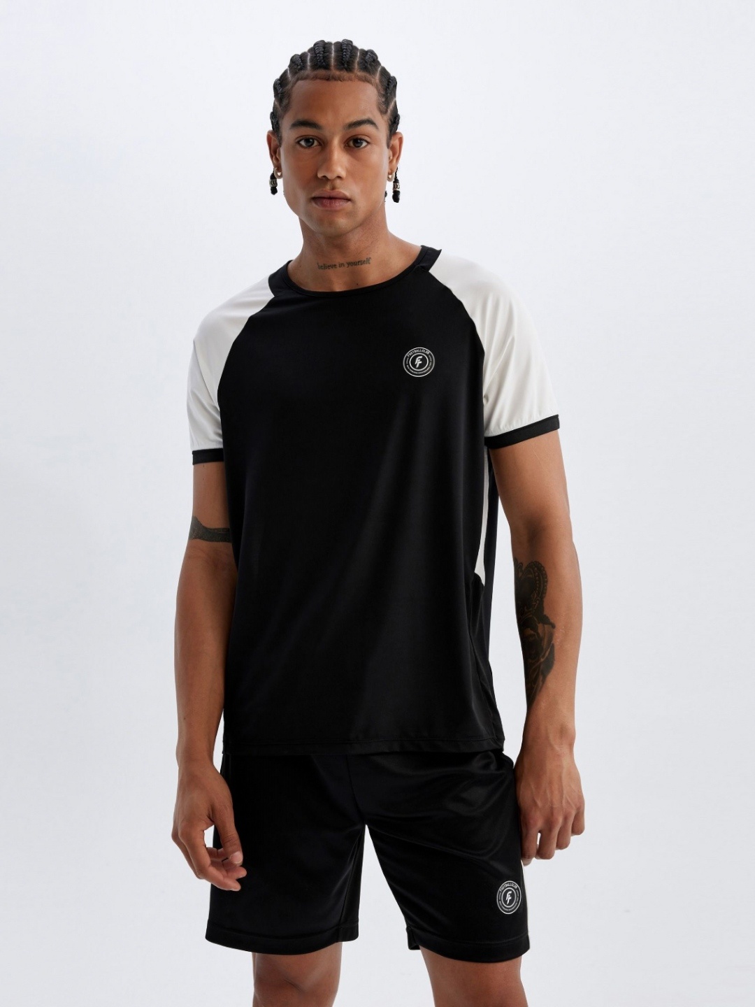 

DeFacto Men Colourblocked Solid Round Neck Polyester T-Shirt, Black