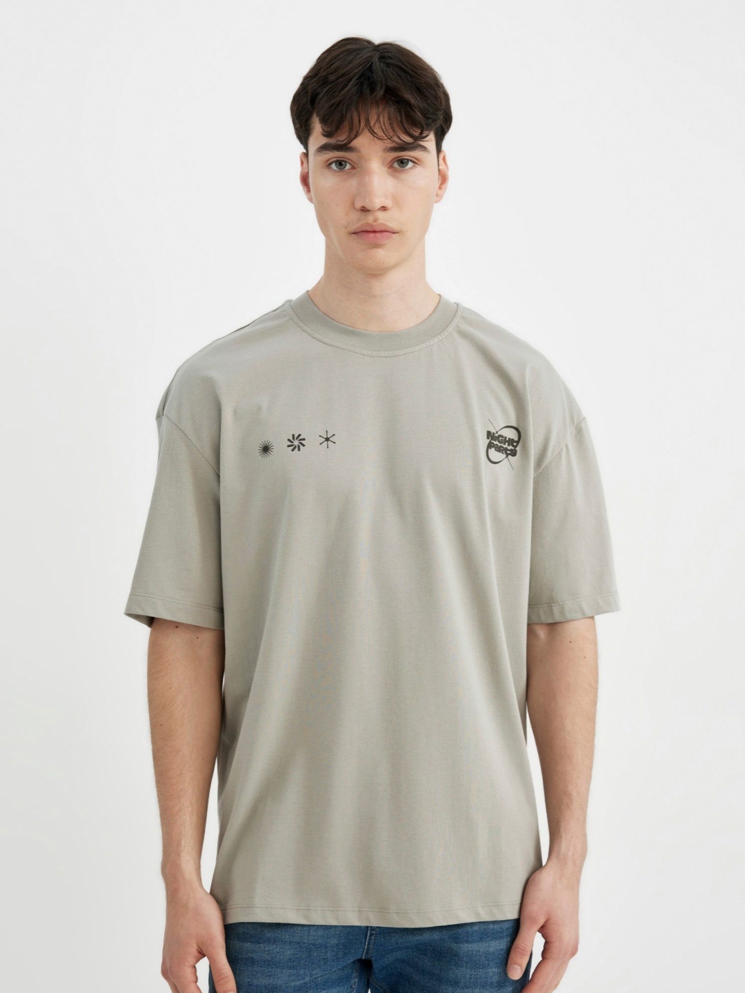 

DeFacto Men Solid Graphic Printed Round Neck Cotton T-Shirt, Na