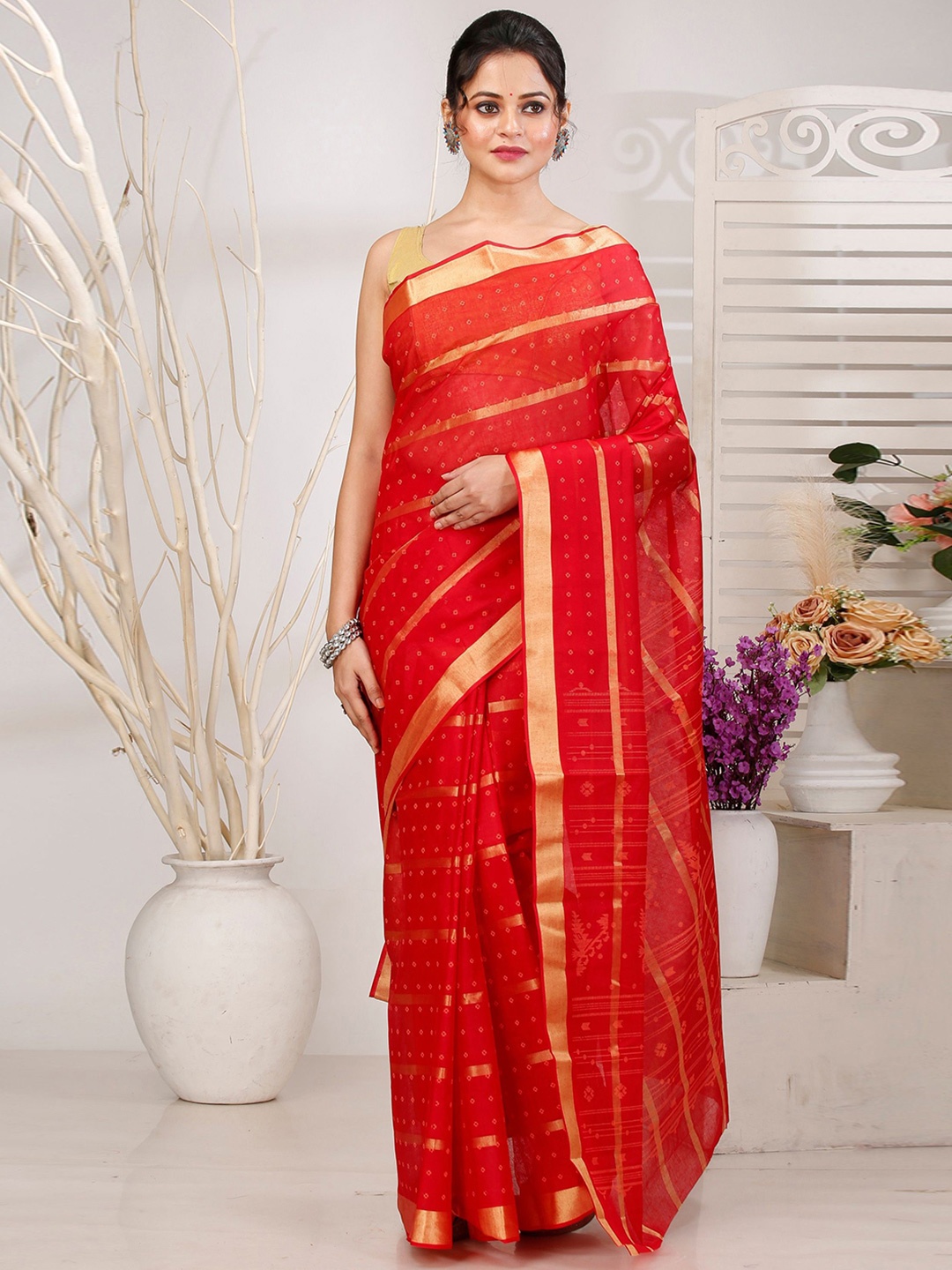 

DipDiya Striped Zari Woven Pure Cotton Taant Saree, Red