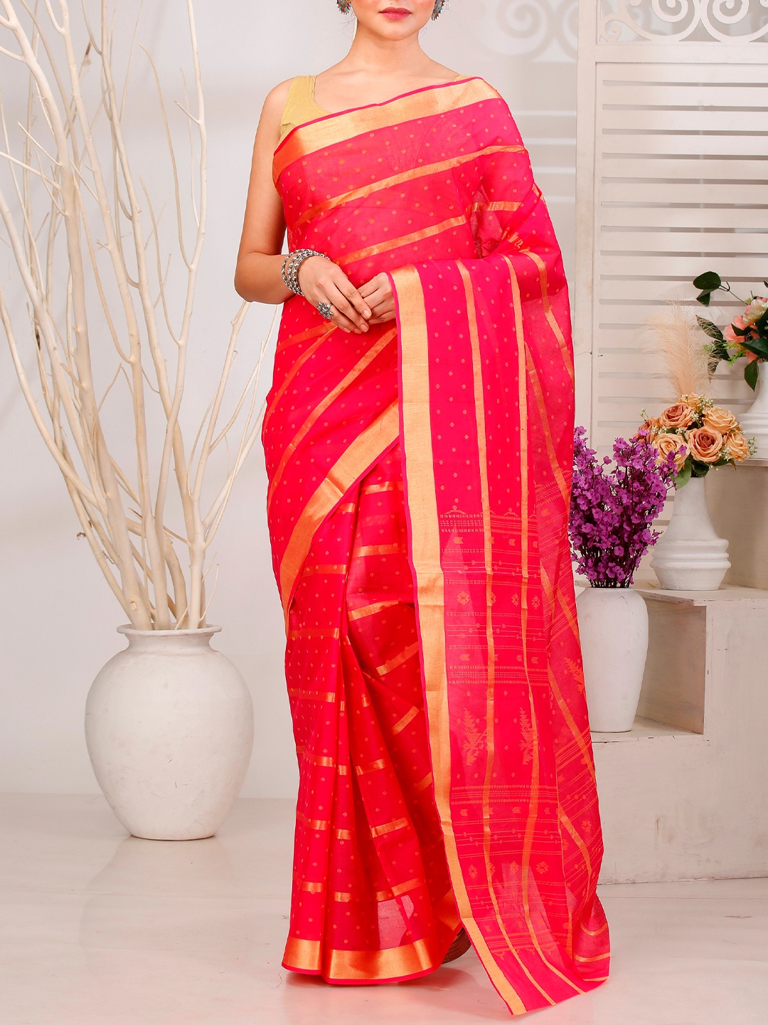 

DipDiya Striped Zari Woven Pure Cotton Taant Saree, Red