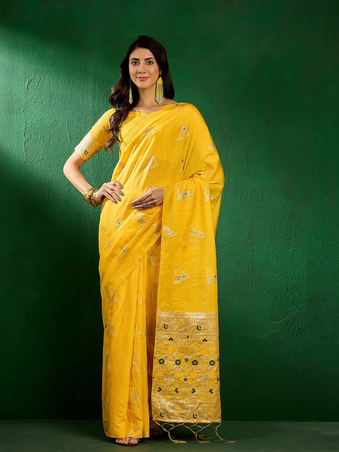 

LeeliPeeri Geometric Embroidered Saree, Yellow