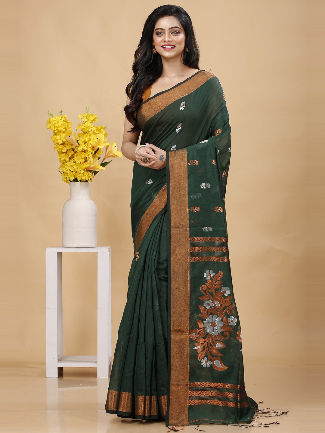 

SLAGHA Woven Design Zari Saree, Green