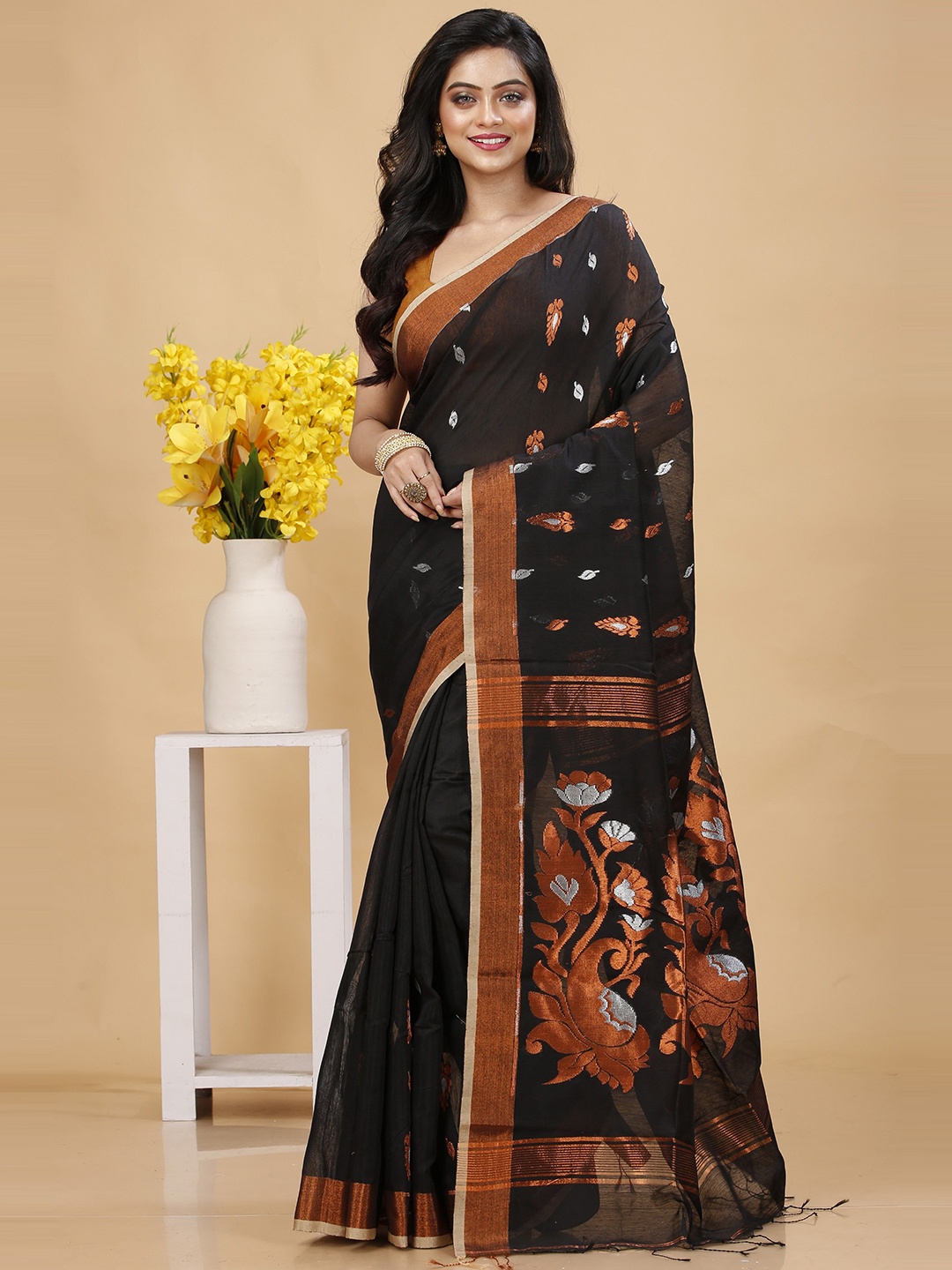 

SLAGHA Woven Design Zari Saree, Black