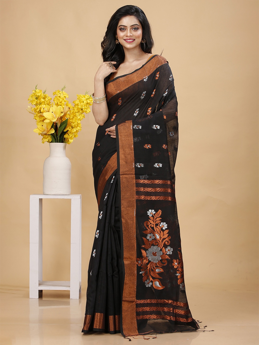 

SLAGHA Woven Design Zari Saree, Black