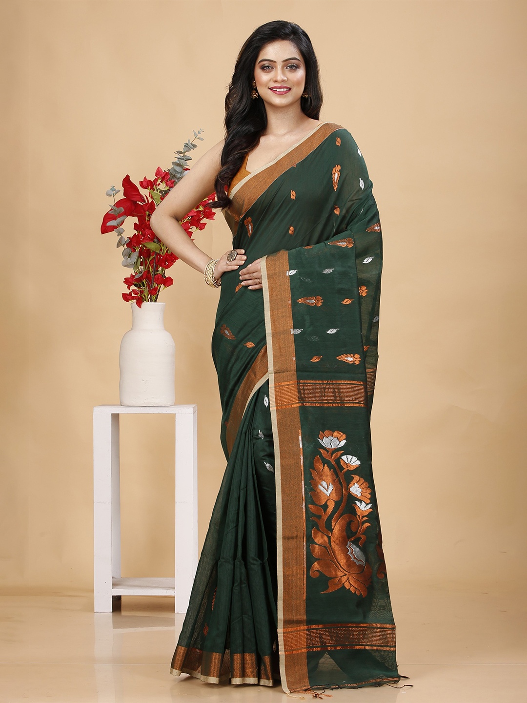

SLAGHA Ethnic Motifs Woven Design Zari Saree, Green