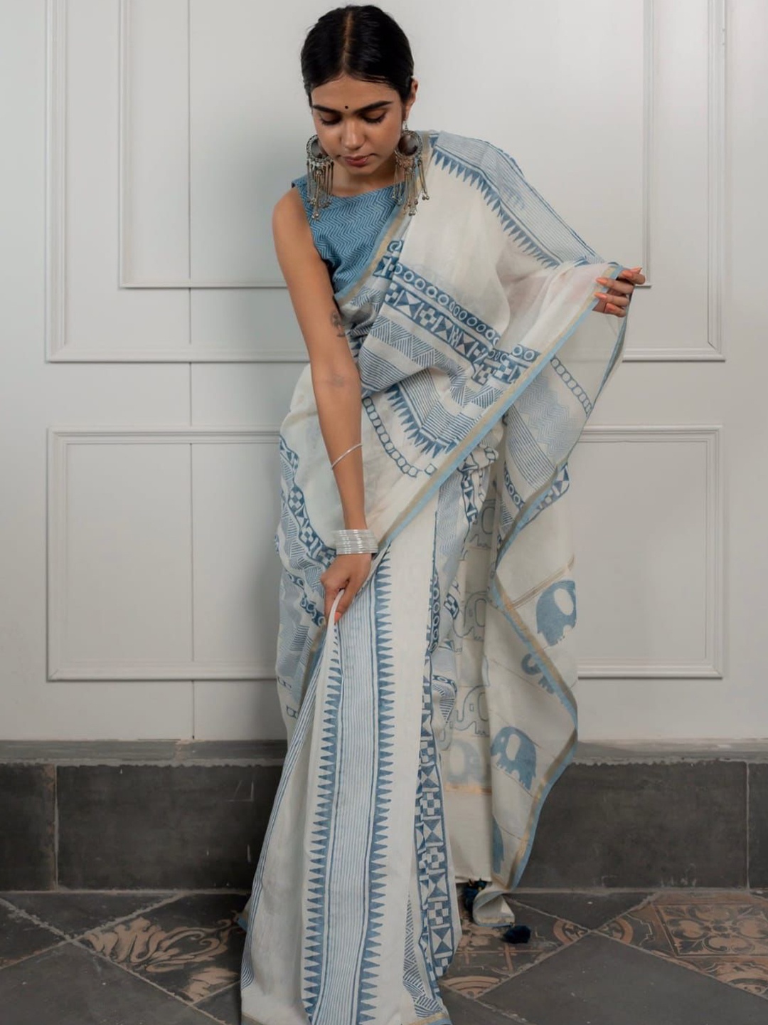 

AWRIYA Zari Chanderi Saree, White