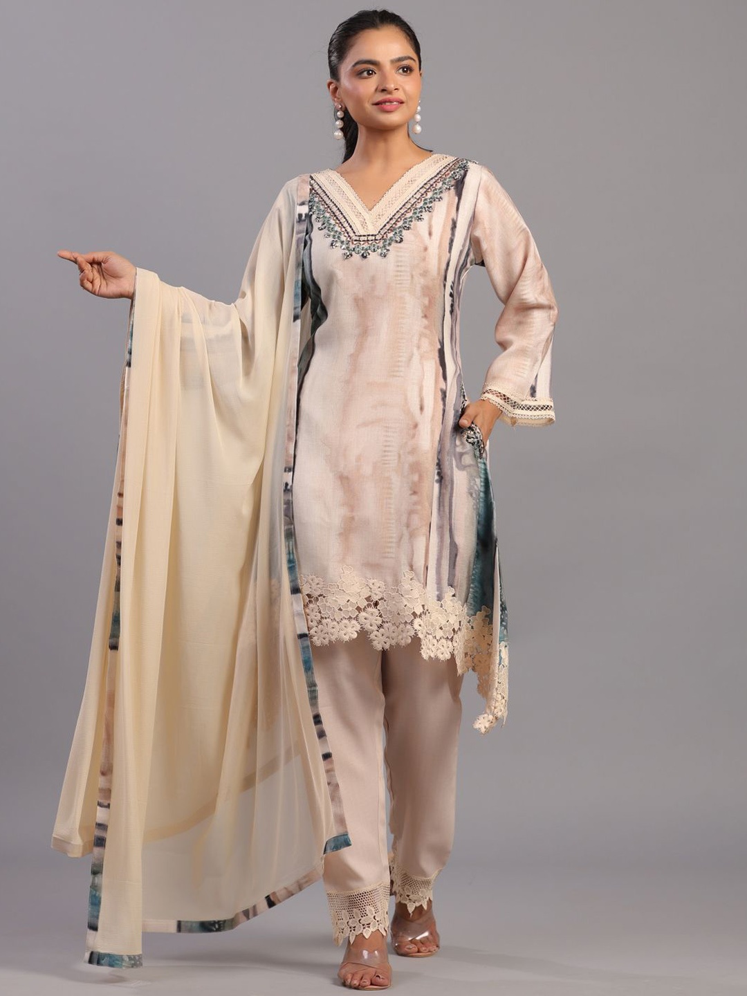 

Amchoor Abstract Printed Regular Mirror Work Kurta With Trousers & Dupatta, Cream