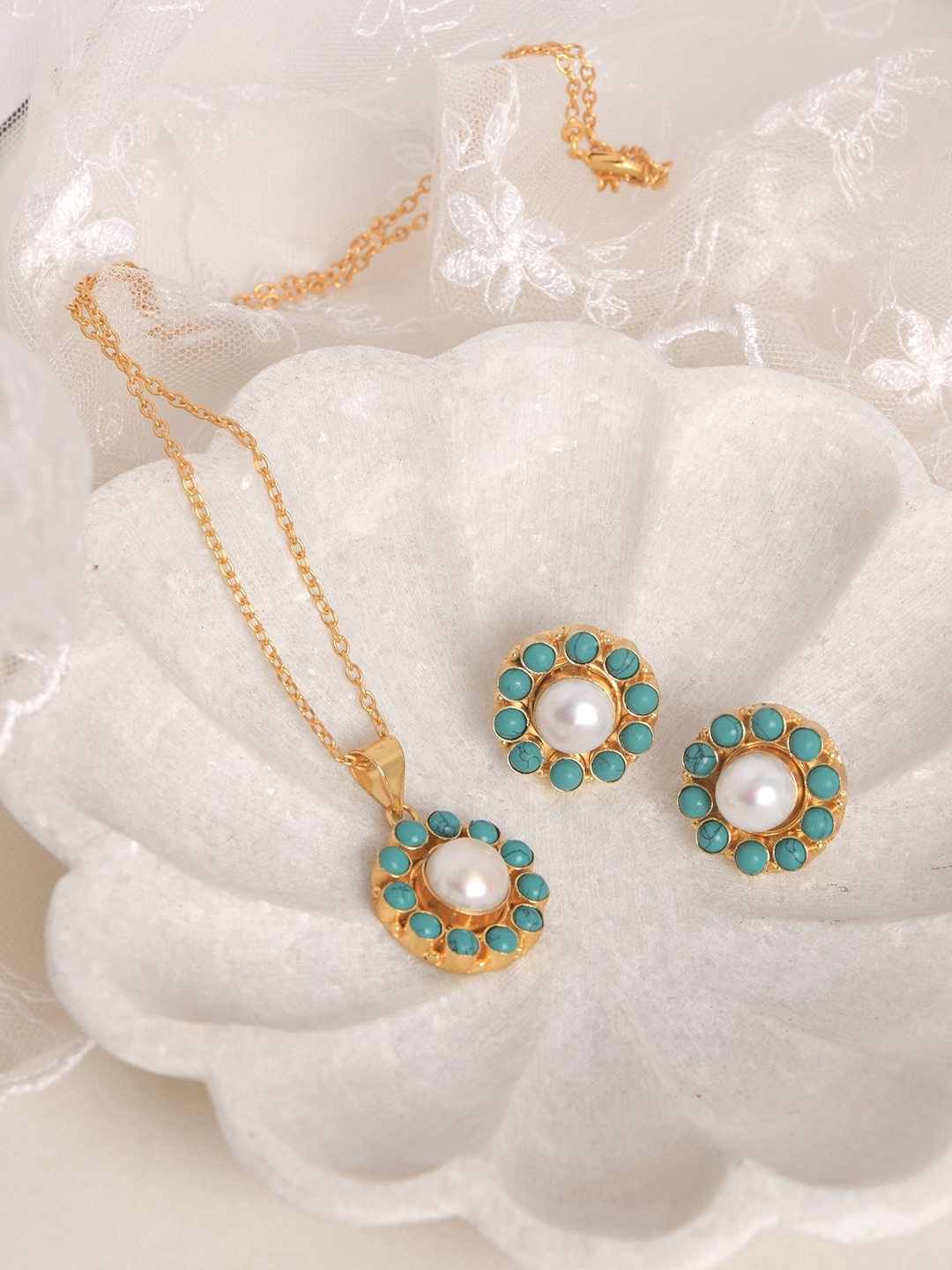 

TOTAPARI Gold-Plated Turquoise stone Pearls Jewellery Set