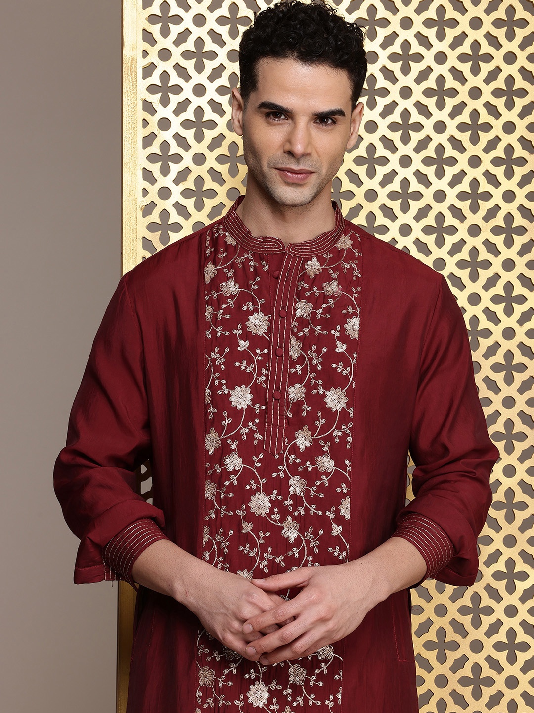 

House of Pataudi Embroidered Regular Sequinned Jashn Kurta with Trousers, Maroon