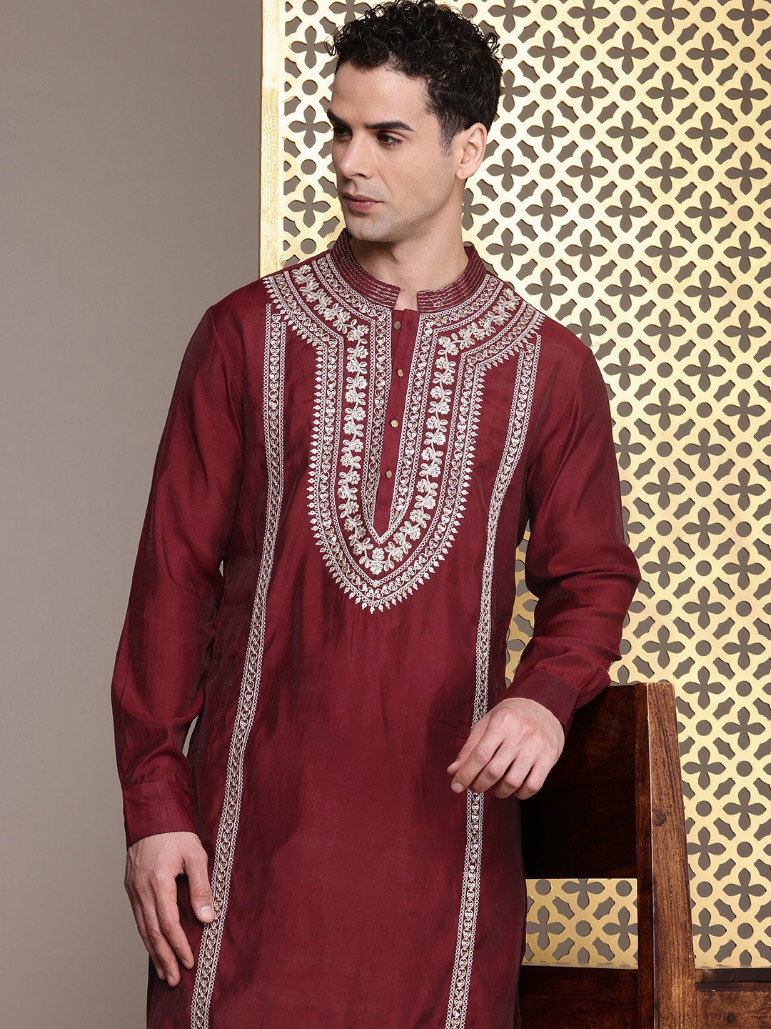 

House of Pataudi Yoke Design Sequinned Jashn Kurta, Maroon