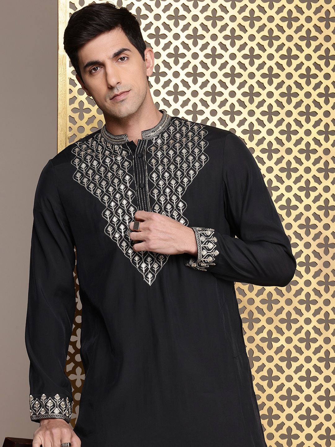 

House of Pataudi Jashn Ethnic Motifs Yoke Design Indie Florals Zari Work Kurta, Black