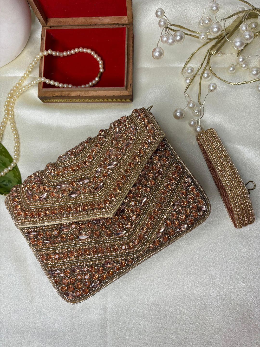

trendy crafts Embellished Envelope Clutch, Rose gold