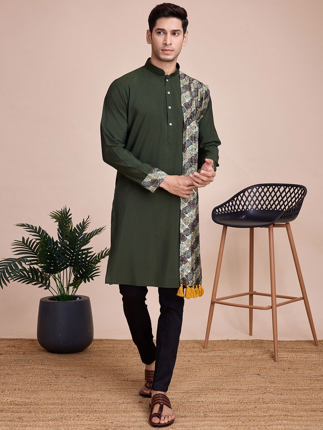 

SHUBHVASTRA Band Collar Patchwork Silk A-Line Kurta, Green