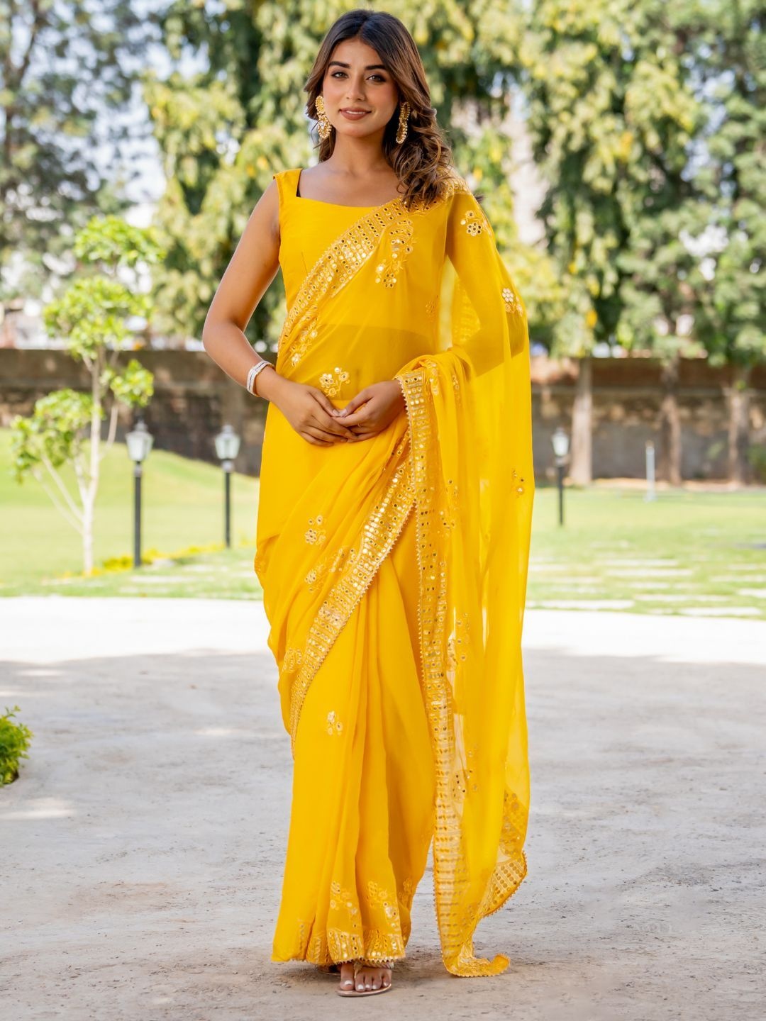 

PRETTY PALLU Floral Sequinned Saree, Yellow
