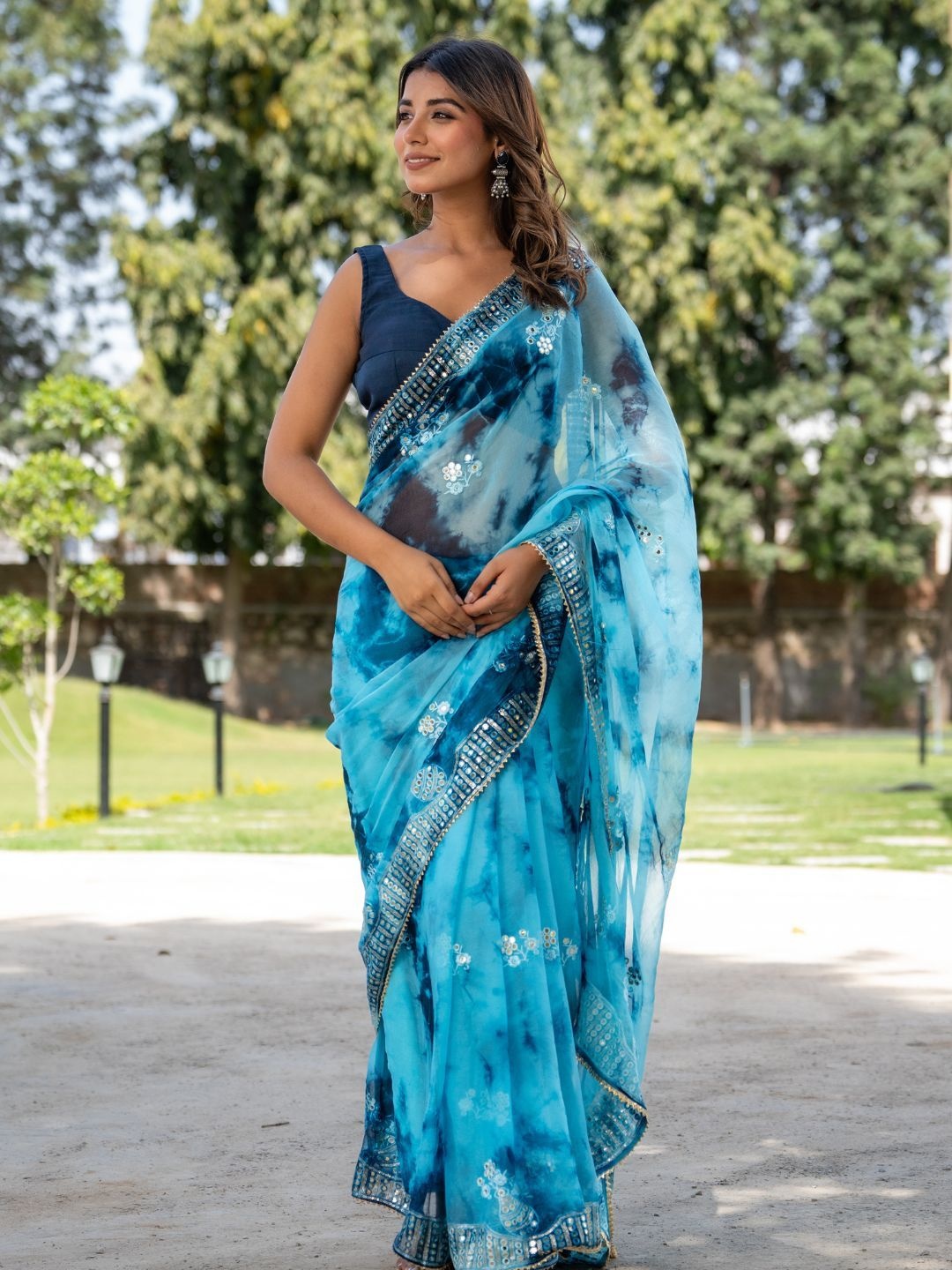

PRETTY PALLU Floral Embroidered Saree, Blue