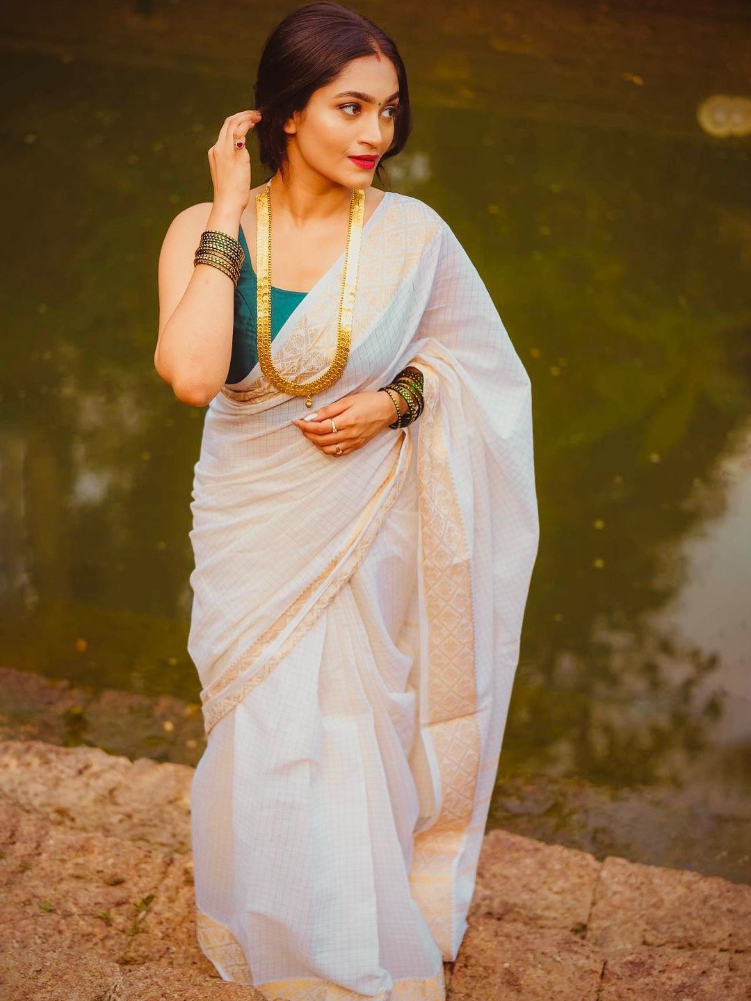

revika Checked Zari Pure Silk Kanjeevaram Saree, White