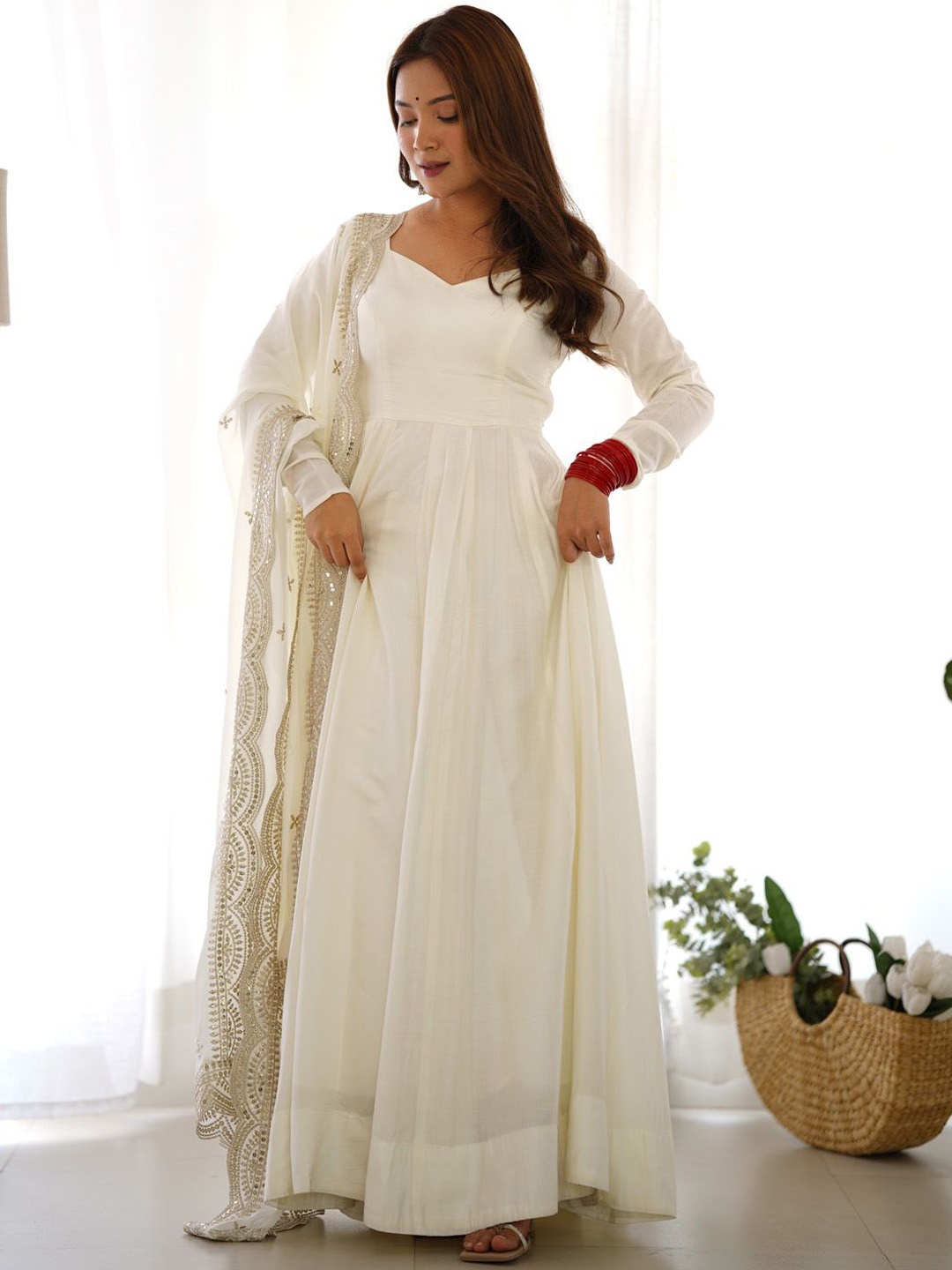 

JATRIQQ Sweetheart Neck Sequinned Anarkali Kurta with Trousers & With Dupatta, Off white