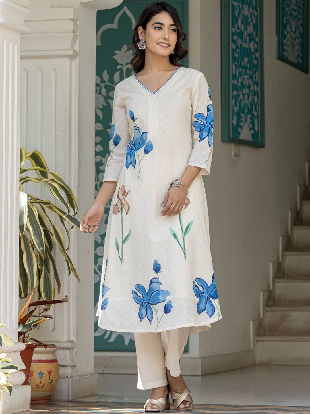 

FASHION DWAR Floral Printed Pure Cotton Straight Kurta With Trousers, Off white