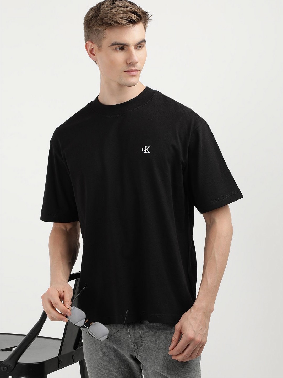 

Calvin Klein Jeans Men Solid Round Neck Cotton Relaxed Fit Tshirt, Black