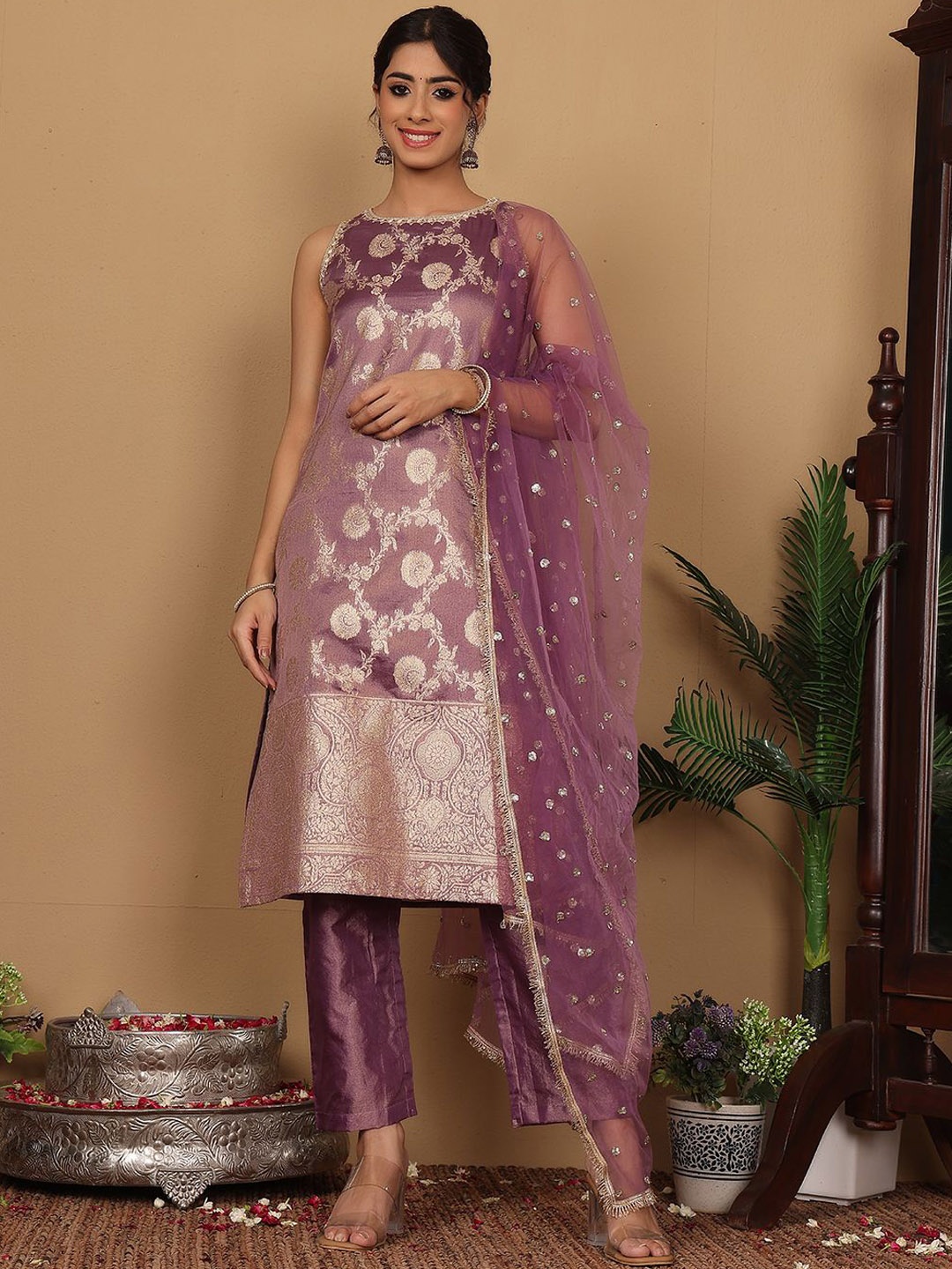 

Varanga Women Ethnic Motifs Woven Design Kurta with Trousers & Fringed Sequinned Dupatta, Lavender