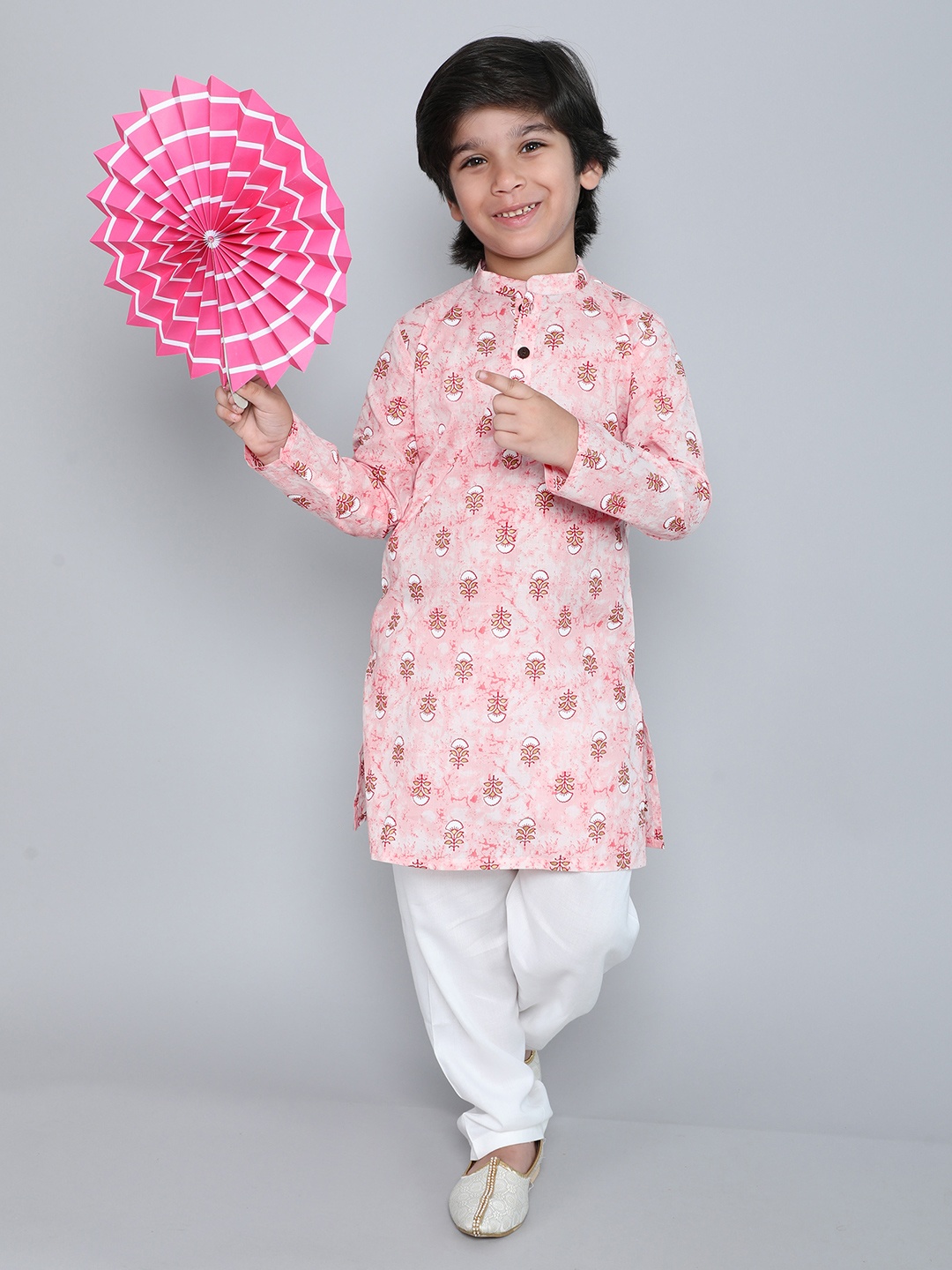 

The Magic Wand Boys Floral Printed Mandarin Collar Pure Cotton Straight Kurta With Pyjamas, Pink