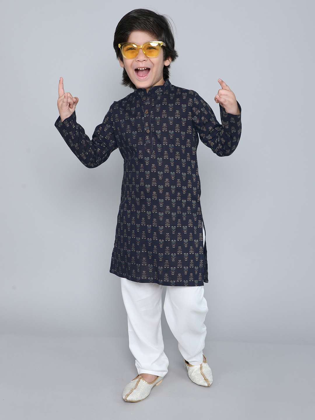 

The Magic Wand Boys Printed Mandarin Collar Pure Cotton Straight Kurta With Pyjamas, Navy blue