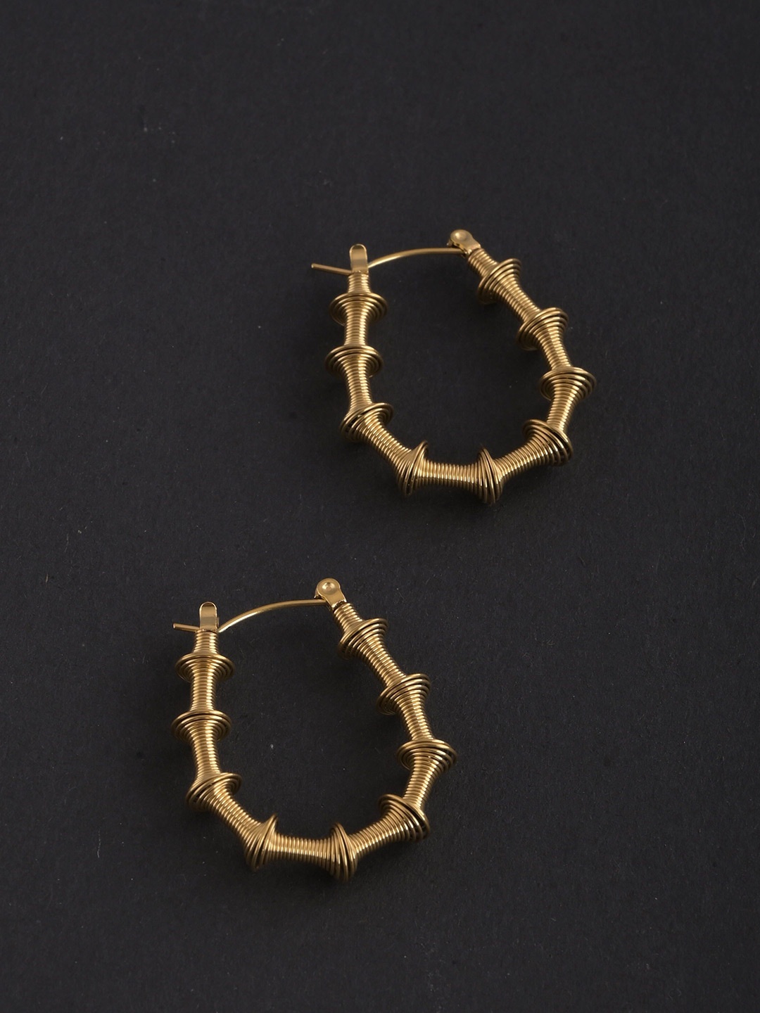 

PALMONAS Golden Tendril Gold-Plated Hoop Earrings