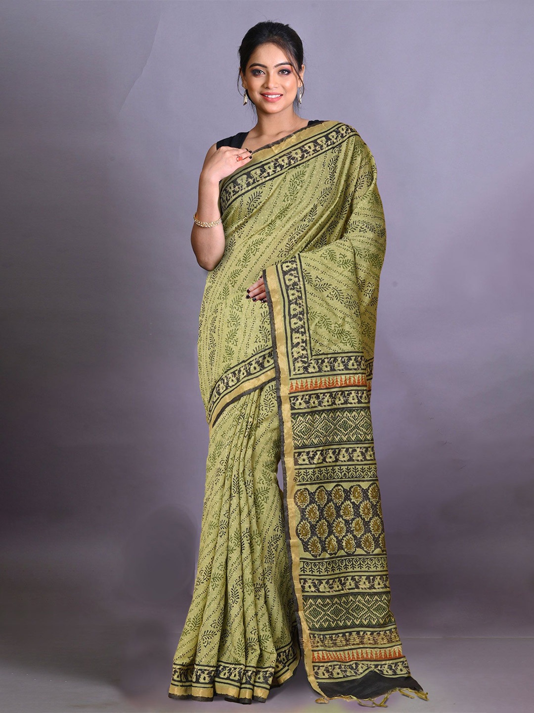 

Unnati Silks Floral Zari Bagru Saree, Green