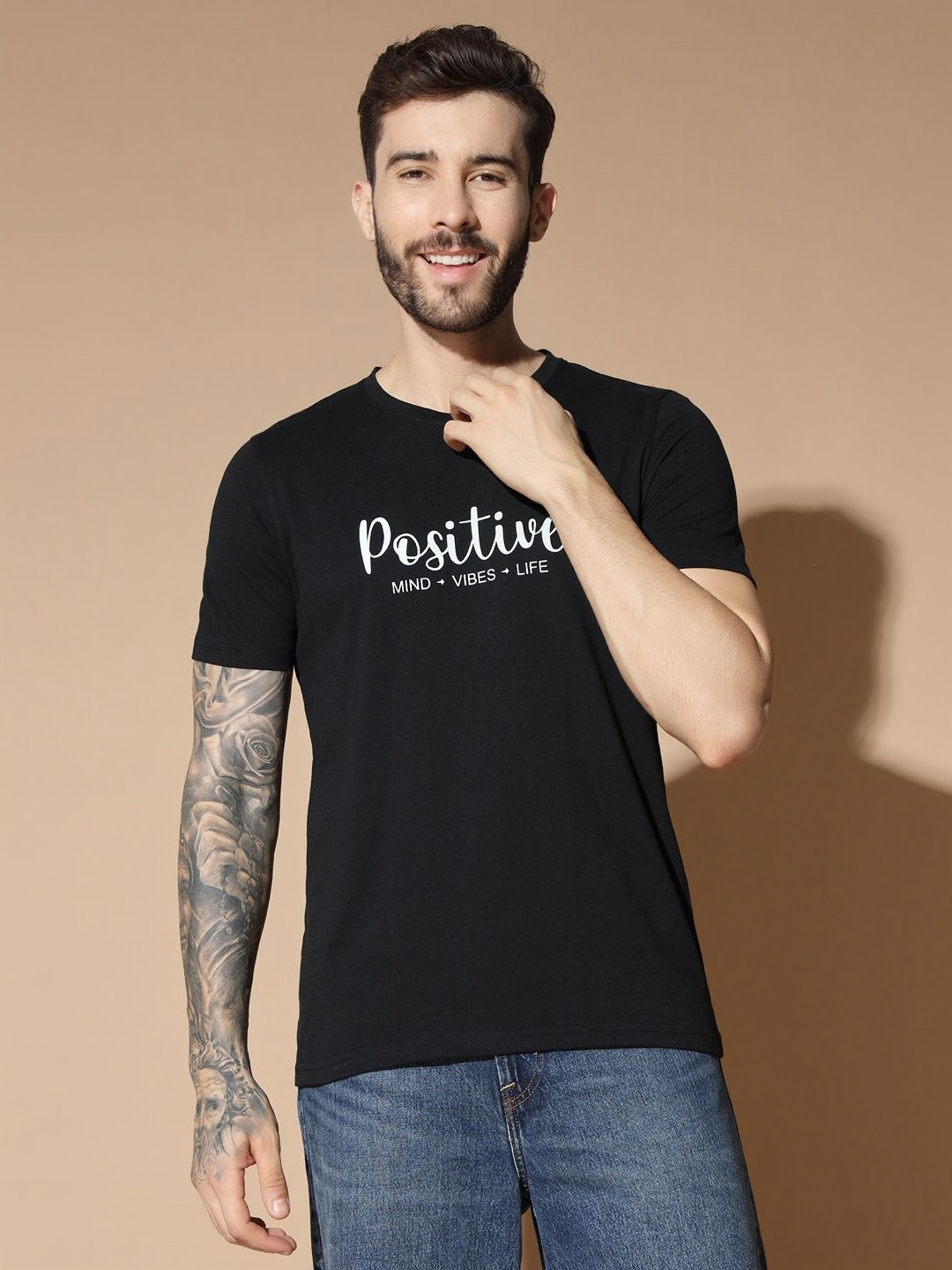 

GLITO Men Typography Applique Slim Fit T-shirt, Black
